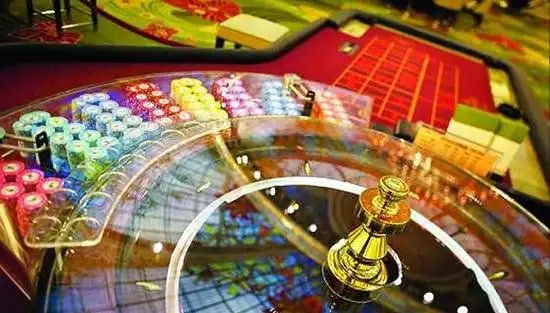 Roulette wheel spin and ball outcome on live table